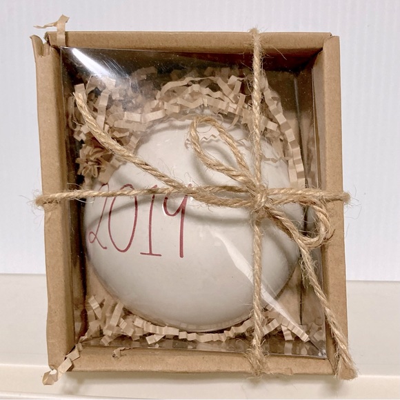 Rae Dunn 2019 Christmas Ornament Collectable Round Red & White 2019 NEW 4" x 4" - Picture 1 of 8